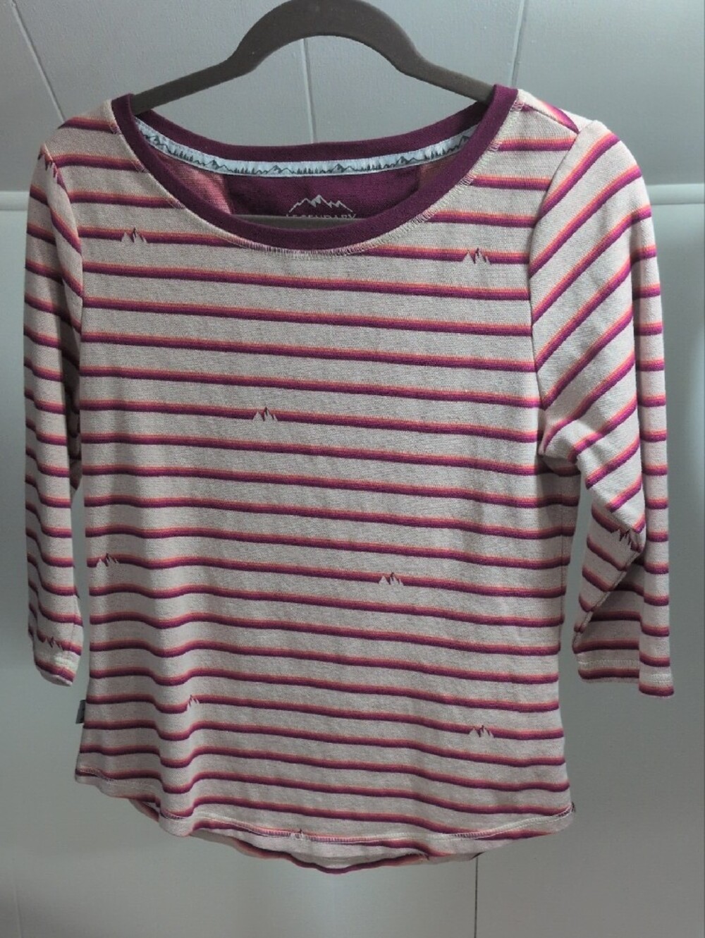 5 Shirts For $17 All In Very Good Used Shape. 2 Tank Tops, 1 3/4 , 2 Long Sleeve - Picture 4 of 6